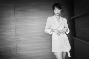 张嘉倪西装裙性感黑白写真图片_5