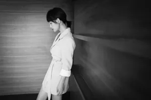 张嘉倪西装裙性感黑白写真图片_6