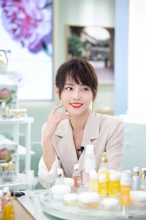 张嘉倪西服短裤品牌活动图片