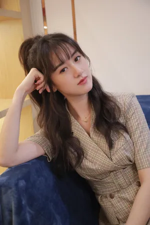 袁冰妍格纹套装甜美写真图片