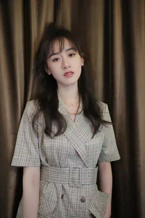 袁冰妍格纹套装甜美写真图片_1