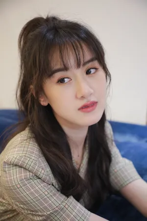 袁冰妍格纹套装甜美写真图片_3