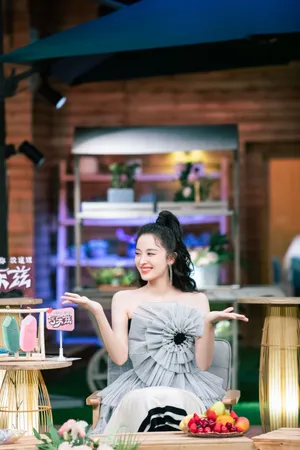 古力娜扎露肩裙性感剧照图片
