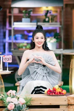 古力娜扎露肩裙性感剧照图片_5