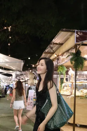 王艺瑾甜美生活照图片