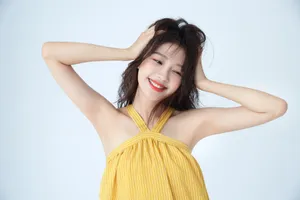 孙怡露肩黄裙性感写真图片