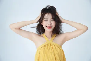 孙怡露肩黄裙性感写真图片_3