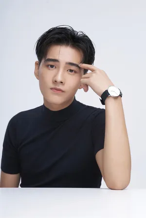 古子成湿发痞帅写真图片