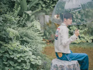 林彦俊伞下清爽写真图片