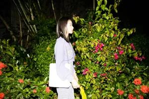 宋茜俏皮深夜街拍照图片_1