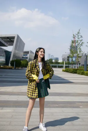 李莎旻子格子衬衫写真图片
