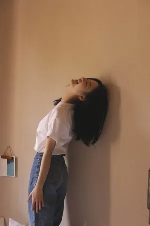 张雅钦清爽白T居家写真图片