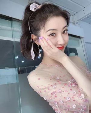 景甜白皙性感养眼私服图片