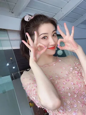 景甜白皙性感养眼私服图片