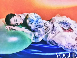 周冬雨复古油彩妆封面写真图片_2