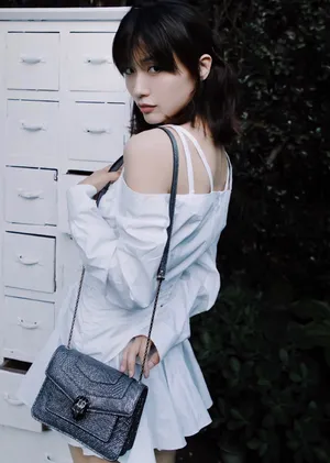 田沅白色连衣裙写真图片