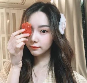 冯琬贺清新俏皮自拍图片