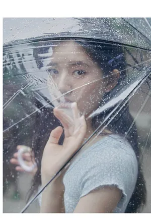 赵露思清新雨中写真图片