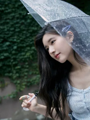 赵露思清新雨中写真图片_2