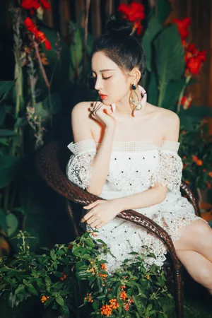 古力娜扎性感露肩写真图片_1