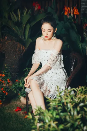古力娜扎性感露肩写真图片_2