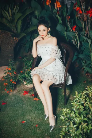 古力娜扎性感露肩写真图片_3