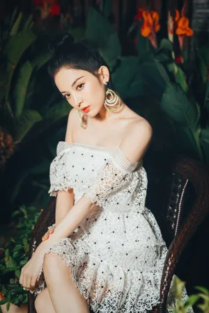 古力娜扎性感露肩写真图片_4