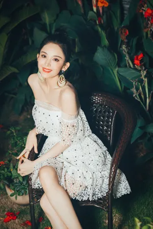 古力娜扎性感露肩写真图片_5