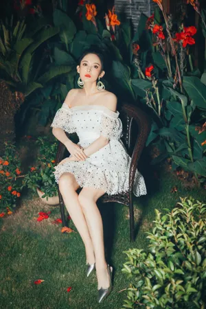古力娜扎性感露肩写真图片_6