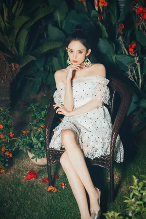 古力娜扎性感露肩写真图片_9
