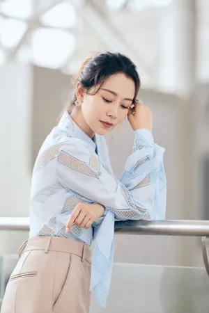 海清蓝色衬衣清爽性感图片写真_3