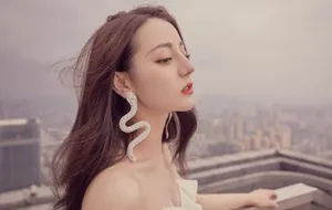 迪丽热巴开叉裙性感写真图片