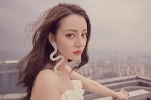 迪丽热巴开叉裙性感写真图片_2