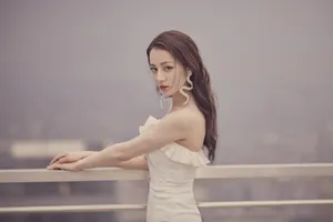 迪丽热巴开叉裙性感写真图片_6
