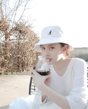 宋祖儿纯白套装甜美写真图片_2