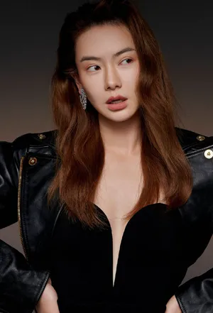 戚薇性感深v裸妆写真图片_4