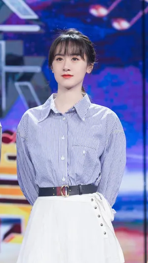 袁冰妍白色纱裙优雅舞台照图片
