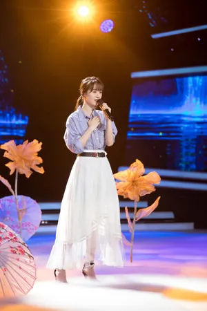 袁冰妍白色纱裙优雅舞台照图片_2