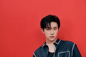 易烊千玺湿发沉稳绅士写真图片