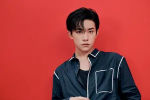 易烊千玺湿发沉稳绅士写真图片_3