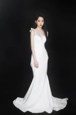 欧阳娜娜白裙优雅性感写真图片