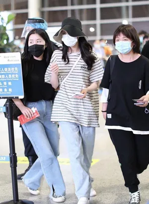 迪丽热巴随性画风机场街拍图片