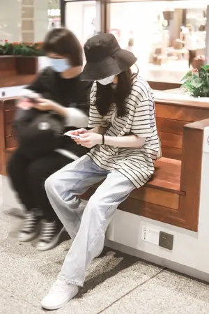 迪丽热巴随性画风机场街拍图片_3