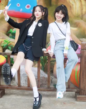 杨超越赖美云甜美旅拍照图片