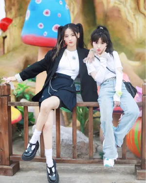 杨超越赖美云甜美旅拍照图片