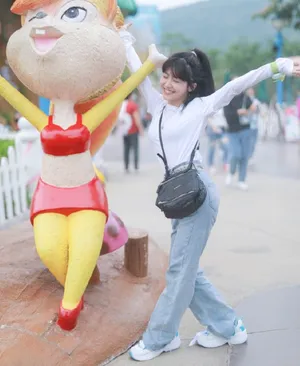杨超越赖美云甜美旅拍照图片_2