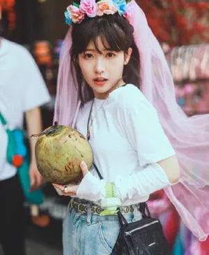 杨超越赖美云甜美旅拍照图片_3