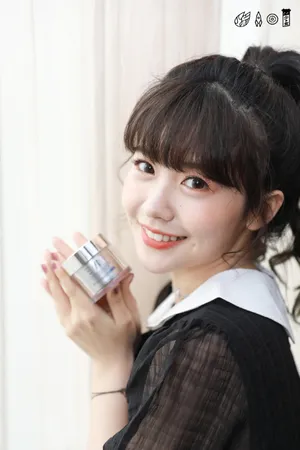 赖美云卷发马尾少女感写真图片