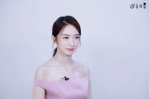 孟美岐粉色露肩裙性感写真图片