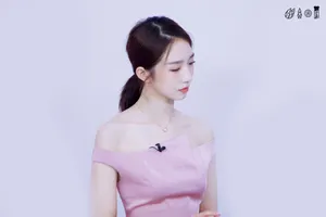 孟美岐粉色露肩裙性感写真图片_2